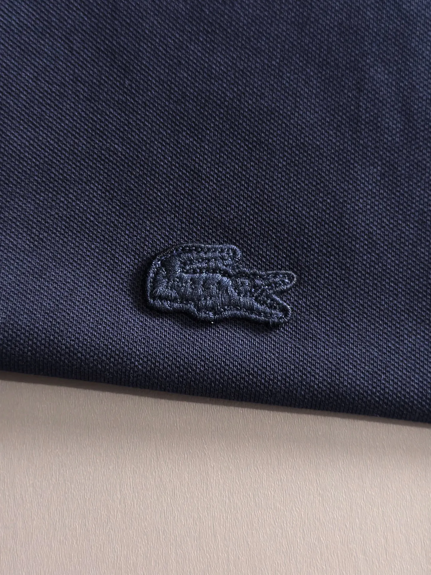 LACOSTE French Crocodile Lacoste New Arrival men's short-sleeved T-shirt, made of combed cotton yarn spun cotton fabric, complete with three standards, pure cotton high-weight special yarn, feels full of weight when weighed, and the upper body is more textured than ordinary T-shirts. This texture can handle the weather easily, suitable for both hot and cold! The pattern on the chest adopts three-dimensional embroidery technology, and is perfectly produced stitch by stitch with reference to the original version! Loose fit design, looks noble. Size: 3 to 7 (equivalent to M-3XL)